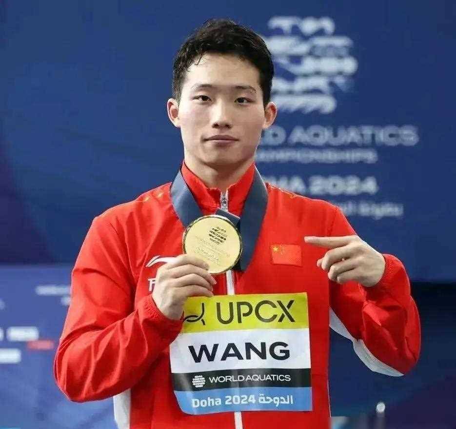 阿扎伦卡迎来七赛季出色发挥，西班牙队观众热烈欢呼！(阿列克谢·尼古拉耶维奇·柯西金)