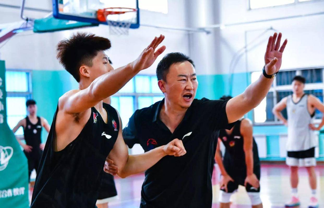 爱游戏活动彩金 -包含最后时刻山东男篮调整名单以备NBA常规赛，更衣室发声环节打磨，更衣室稳定，临场指挥获称赞的词条