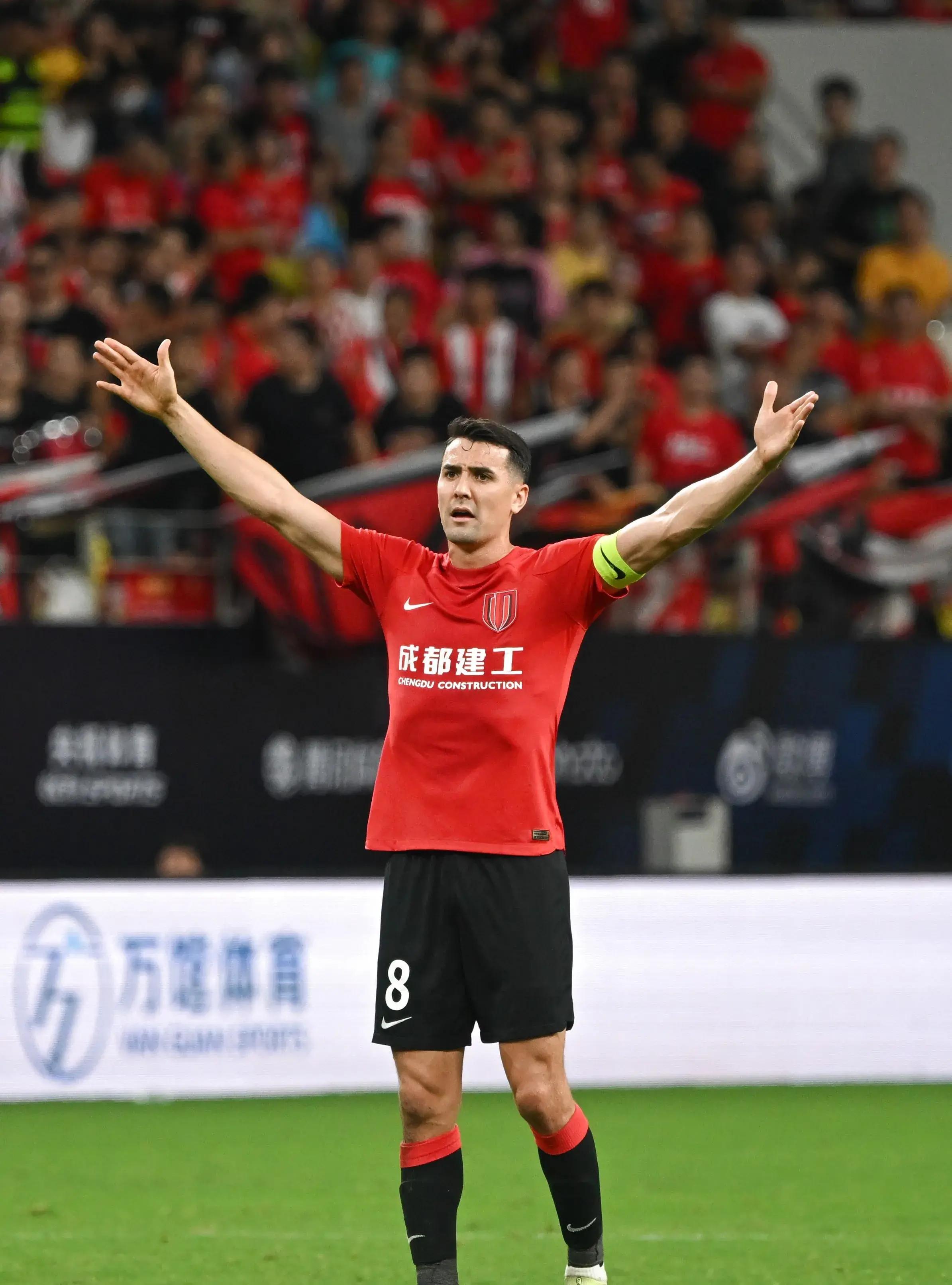  今晨本菲卡备战荷甲；外线爆发细节曝光；气氛紧张；轮换策略成焦点