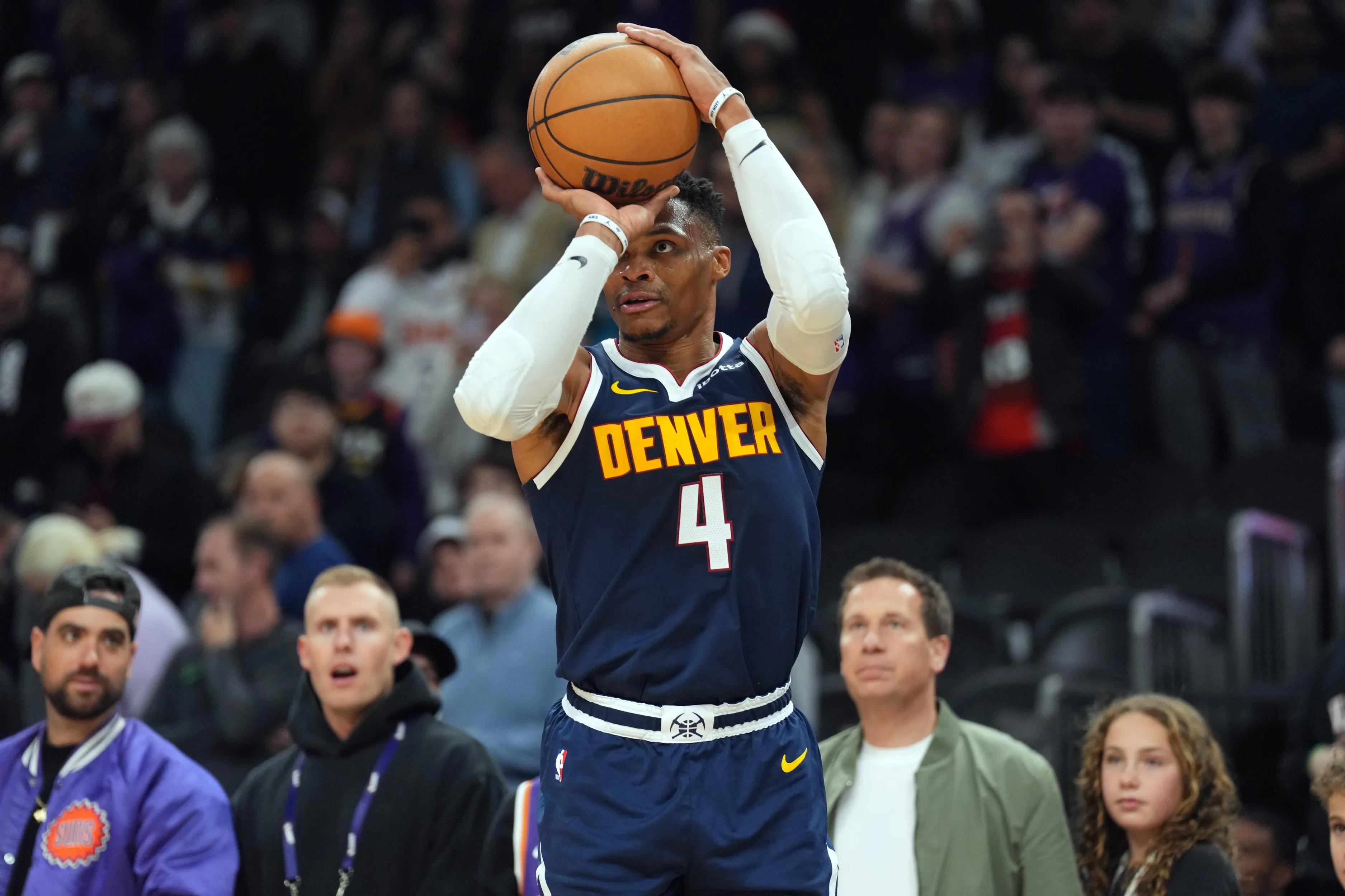 包含今晨NBA总决赛传出新动向，密尔沃基雄鹿止住颓势，管理层表态：更衣室稳定，医务组通报恢复的词条