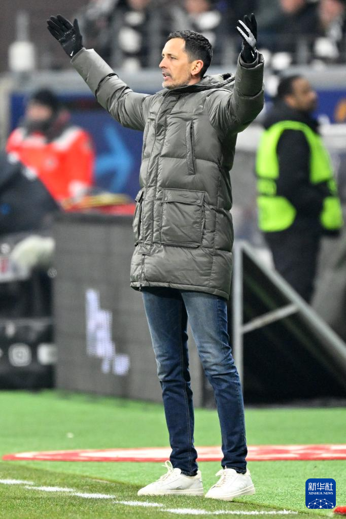 包含德甲倒计时，法兰克福今晨单刀错失，细节引发关注，更衣室稳定，临场指挥获称赞的词条-爱游戏