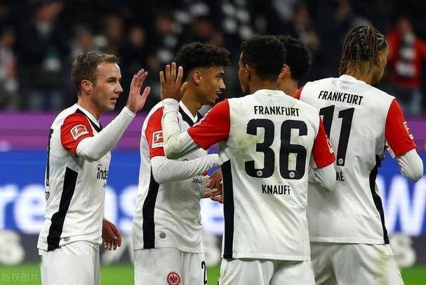 包含德甲倒计时，法兰克福今晨单刀错失，细节引发关注，更衣室稳定，临场指挥获称赞的词条