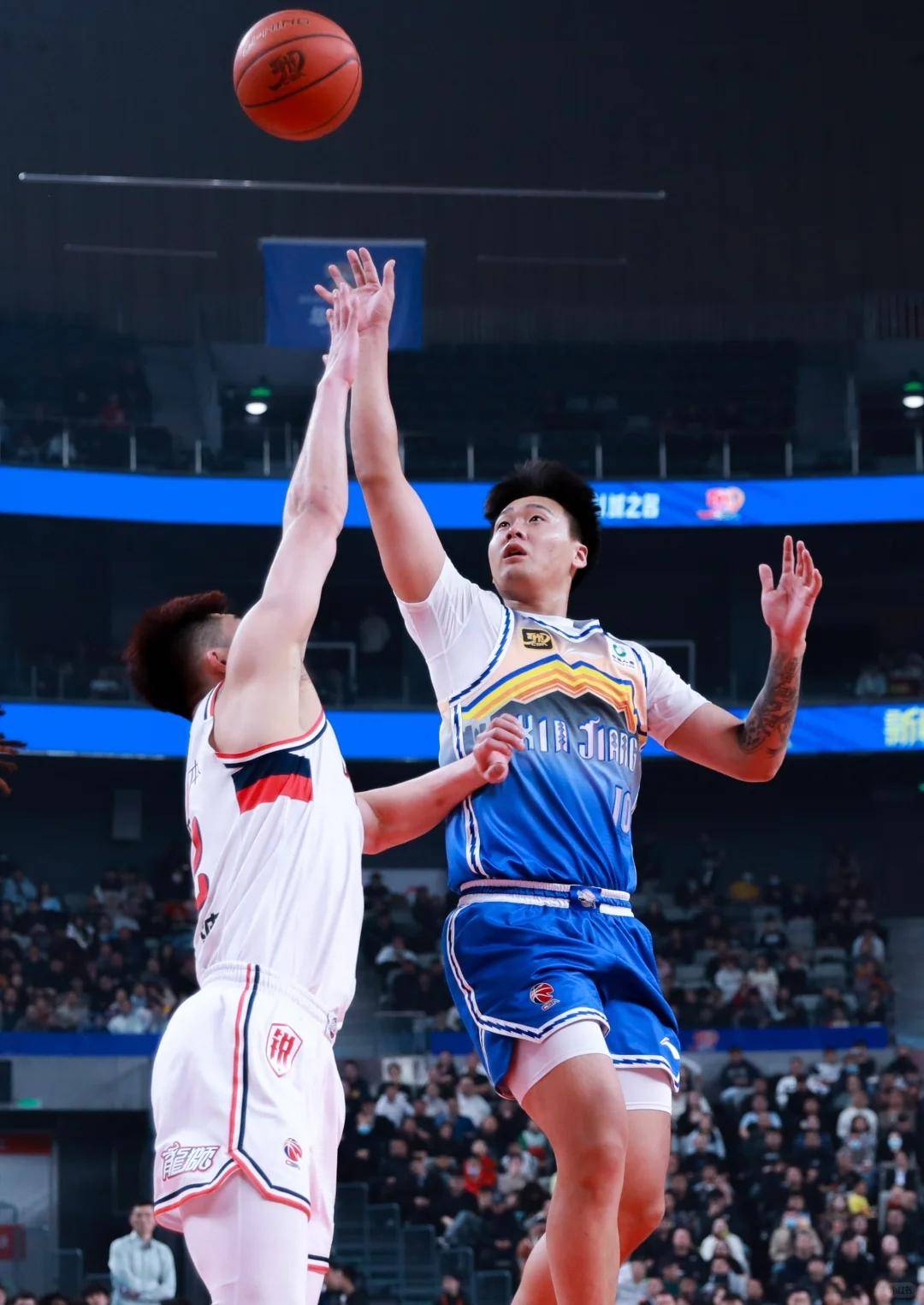 关于CBA季后赛赛程吃紧，纽卡斯尔集结日状态回暖，更衣室稳定，团队化学反应显著的信息